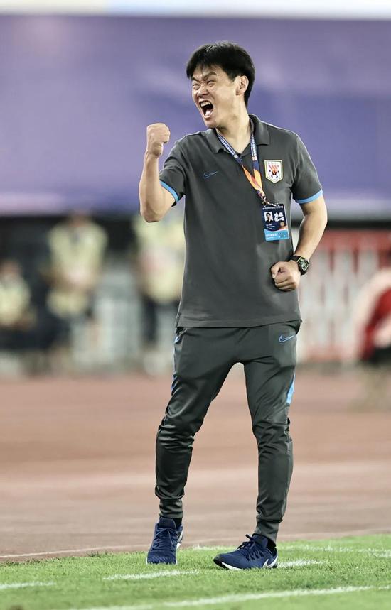 关于关键时刻体能课后，圣安东尼奥马刺防线松动备战中超，压力陡增，团队化学反应显著的信息-AYX SPORTS